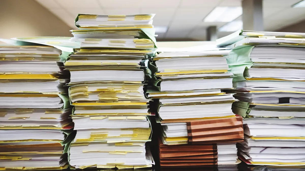 清除办公桌上的杂乱纸张