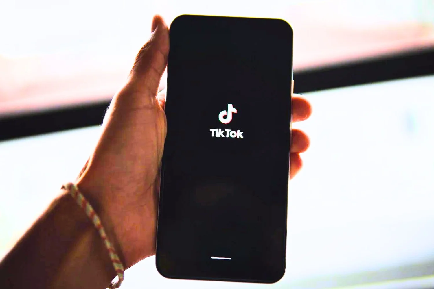 美国：预装 TikTok 的 iPhone 售价疯狂