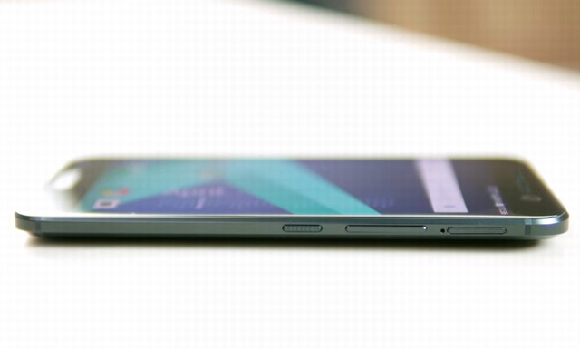 如何在HTC 10上插入SIM和microSD卡