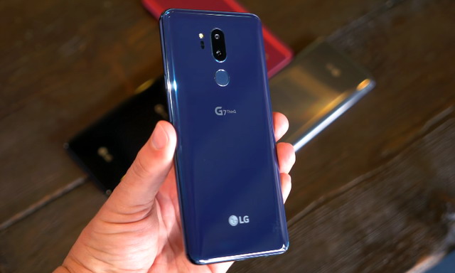 如何在LG G7 ThinQ中插入SIM和microSD卡