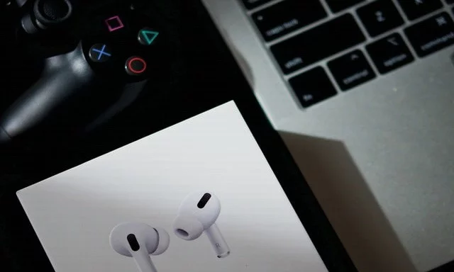 如何将 AirPods 连接到 PS4？